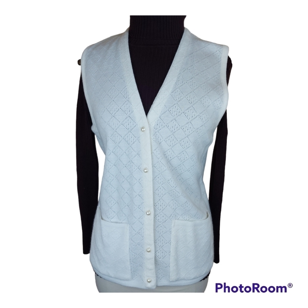 PENMANS Vintage knit granny cardigan pearl button size Medium Made in Canada